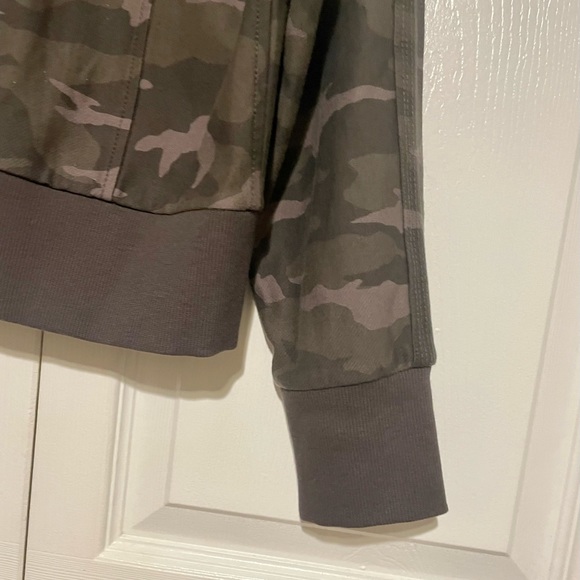 Athleta Farallon Olive Green Camo Print Ribbed Crew Neck Sweatshirt Size Medium. - Picture 8 of 8